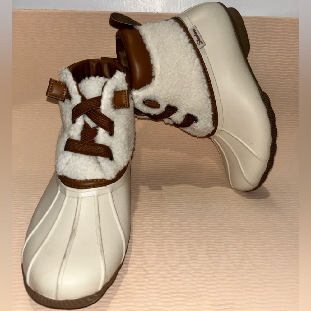 Sketchers boots. Size 8 waterproof.